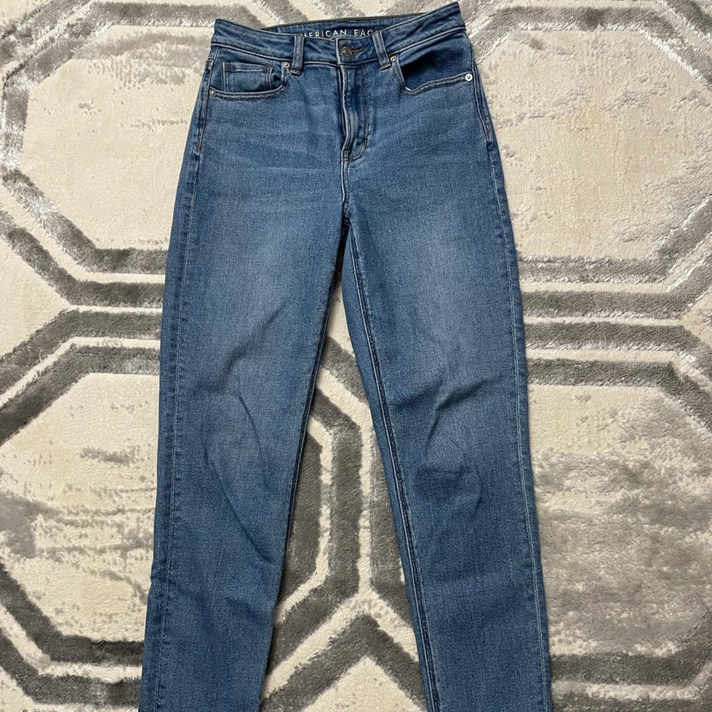 American Eagle Mom Jeans Size 0 (runs large, would fit a size 2)